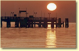 Sonnenaufgang mit der Seebrcke im Vordergrund